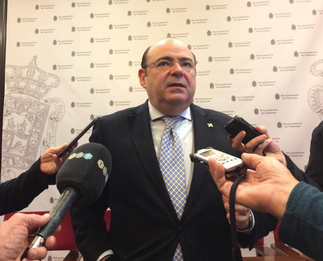 Sebastián Pérez comunica a los periodistas que deja de ser el presidente del PP de Granada Sebastián Pérez comunica a los periodistas que deja de ser el presidente del PP de Granada
