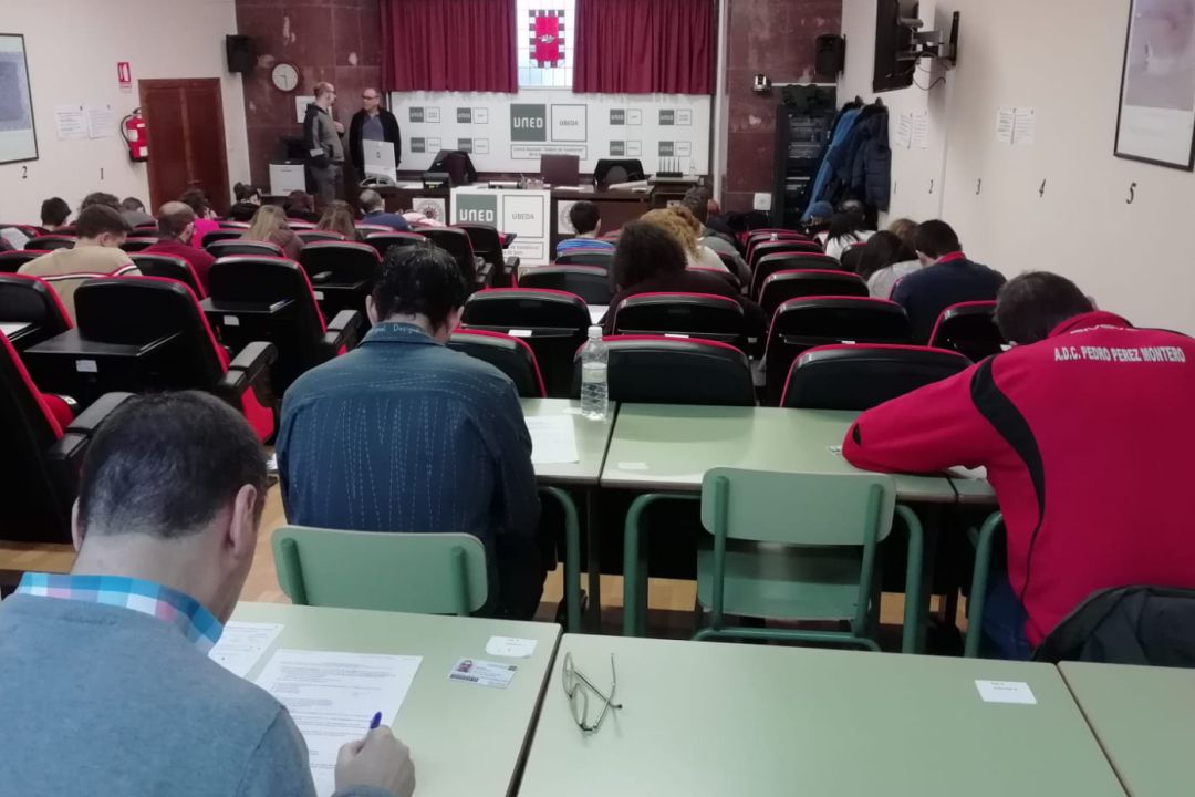 Alumnos de la UNED realizando los exámenes en el centro de Úbeda. Alumnos de la UNED realizando los exámenes en el centro de Úbeda.