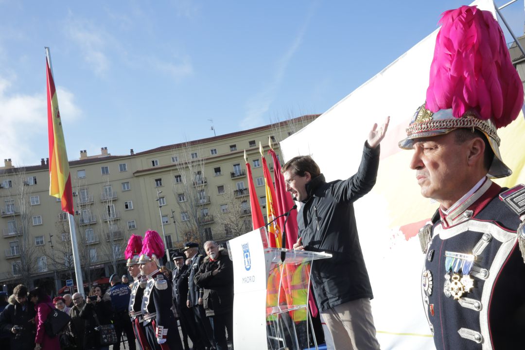 El alcalde de Madrid, José Luís Martínez-Almeida, durante el acto de homenaje a los trabajadores municipales de los Cuerpos de Seguridad y Emergencias del Ayuntamiento. El alcalde de Madrid, José Luís Martínez-Almeida, durante el acto de homenaje a los trabajadores municipales de los Cuerpos de Seguridad y Emergencias del Ayuntamiento.