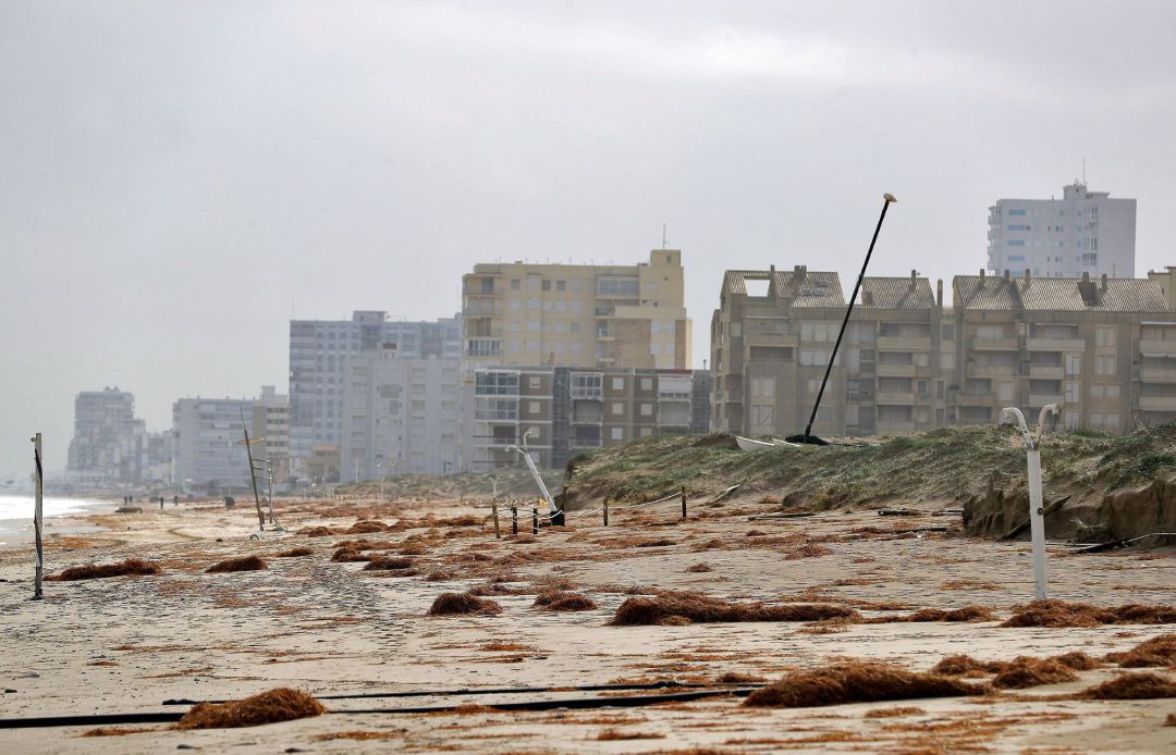 Vista de la playa de El Perellonet afectada por el temporal causado por la borrasca Gloria. Vista de la playa de El Perellonet afectada por el temporal causado por la borrasca Gloria.