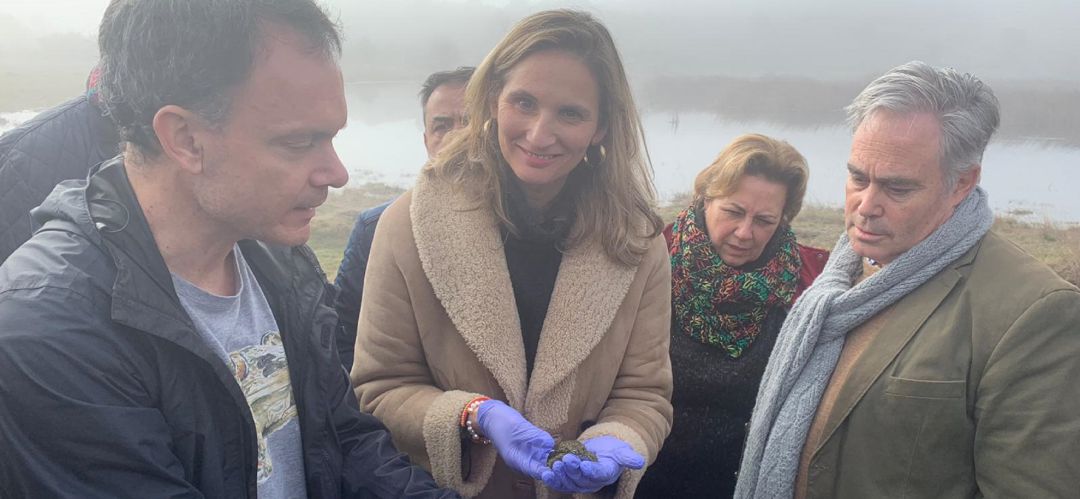 La consejera de Medio Ambiente, Paloma Martín, en su visita a la Laguna de Valdemanco La consejera de Medio Ambiente, Paloma Martín, en su visita a la Laguna de Valdemanco
