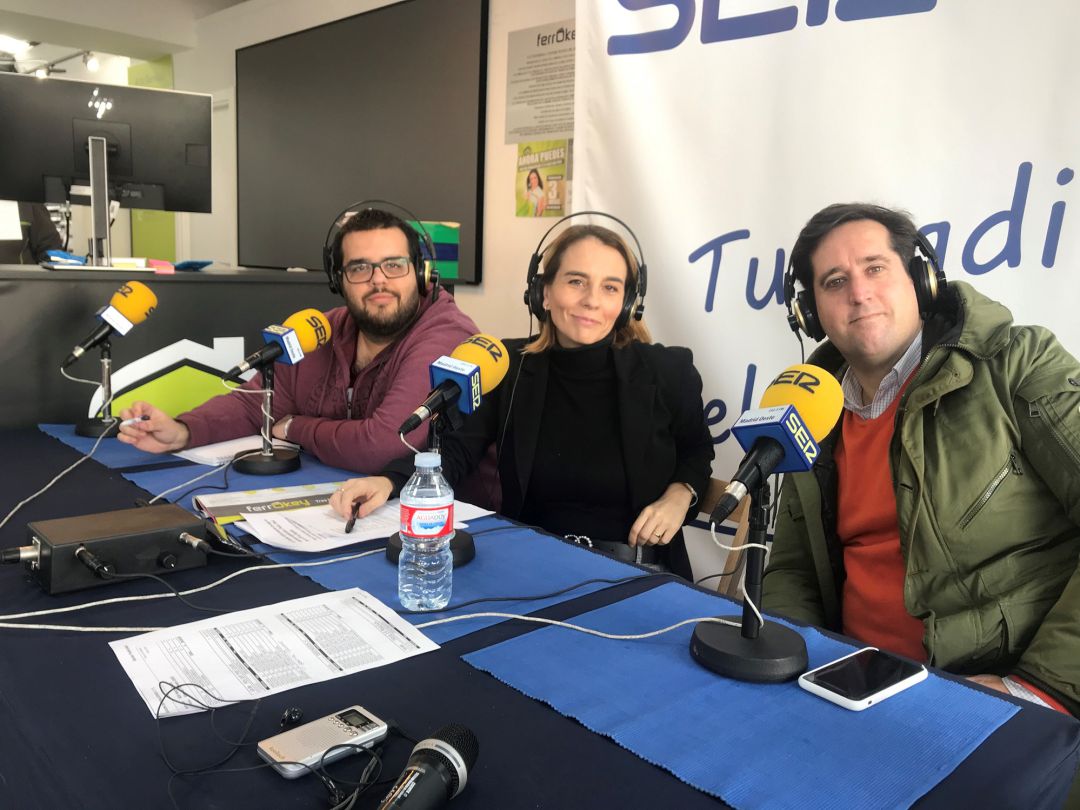 Los periodistas Rubén Sánchez, Ana Iriarte y Gustavo Muñana Los periodistas Rubén Sánchez, Ana Iriarte y Gustavo Muñana