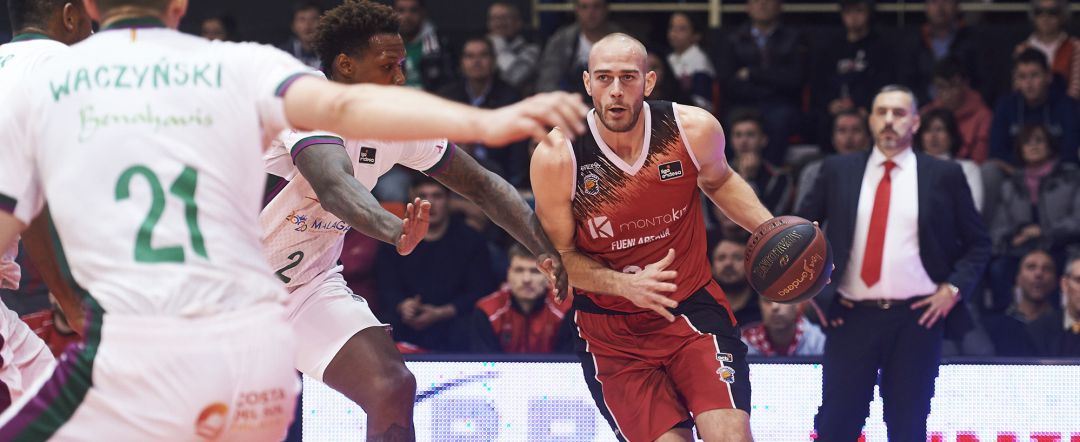 Pierre-Antonie Gillet conduce el balón durante un partido de esta temporada; en segundo plano 'Jota' Cuspinera, que ya no se sentará en el banquillo esta temporada. Pierre-Antonie Gillet conduce el balón durante un partido de esta temporada; en segundo plano 'Jota' Cuspinera, que ya no se sentará en el banquillo esta temporada.