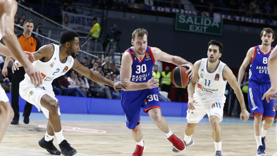 Zoran Dragic en su épcoa de jugador de EFES. Zoran Dragic en su épcoa de jugador de EFES.