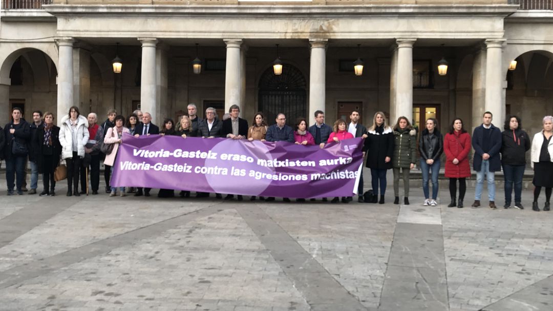 Concentración frente al Ayuntamiento de Vitoria Concentración frente al Ayuntamiento de Vitoria