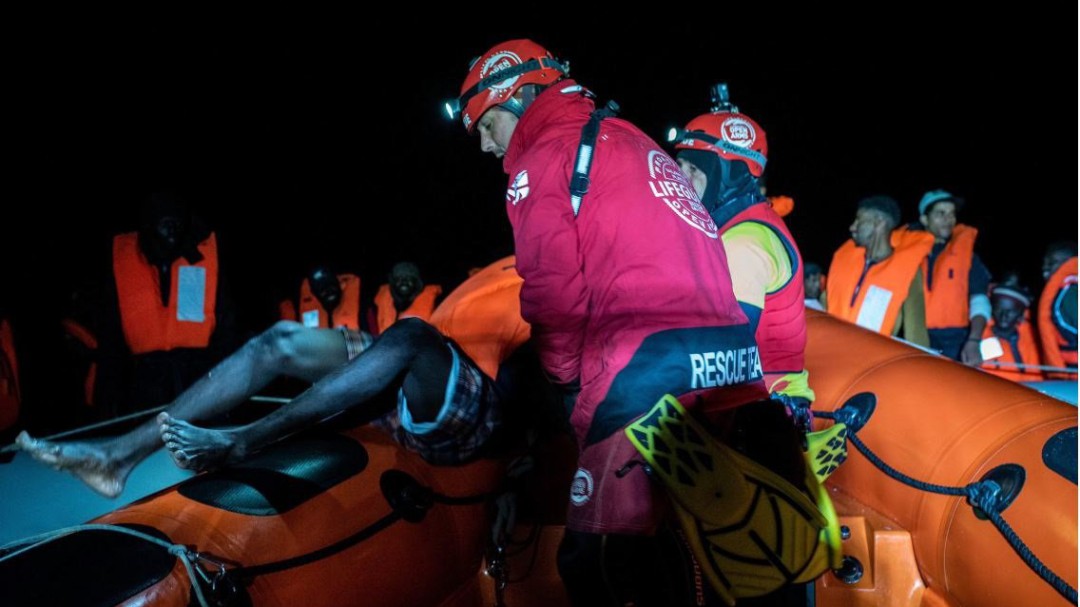 Open Arms pide de forma urgente un puerto seguro para desembarcar con 363 migrantes