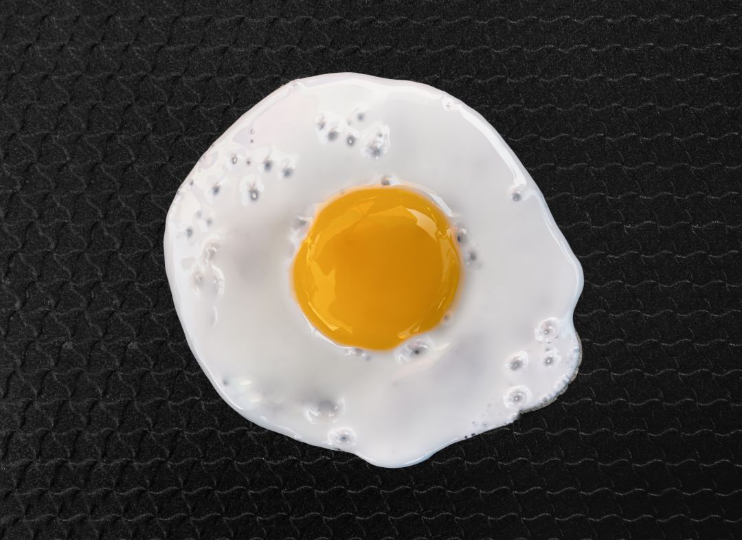 Imagen de un huevo frito sin aceite. Imagen de un huevo frito sin aceite.