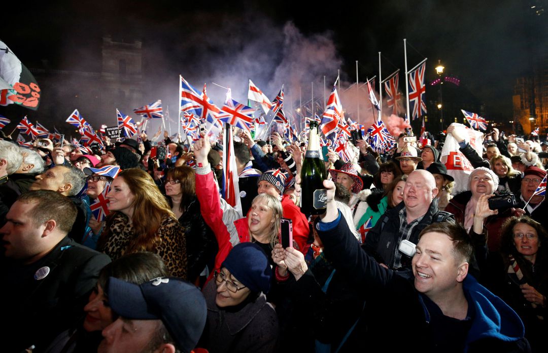 Miles de personas celebran con banderas la salida de Reino Unido de la Unión Europea. Miles de personas celebran con banderas la salida de Reino Unido de la Unión Europea.