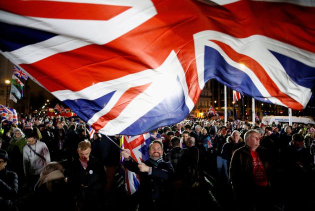 Un hombre despliega una bandera británica "gigante" durante la celebración en las calles de Londres. Un hombre despliega una bandera británica "gigante" durante la celebración en las calles de Londres.