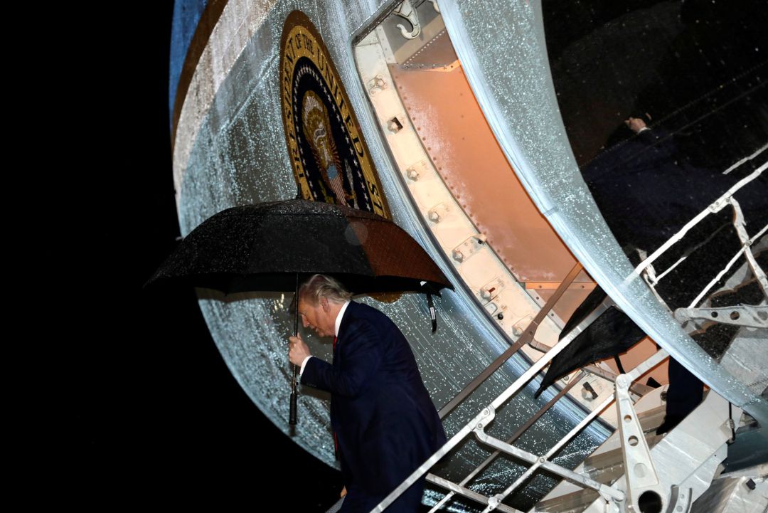 Donald Trump baja del avión presidencial Donald Trump baja del avión presidencial