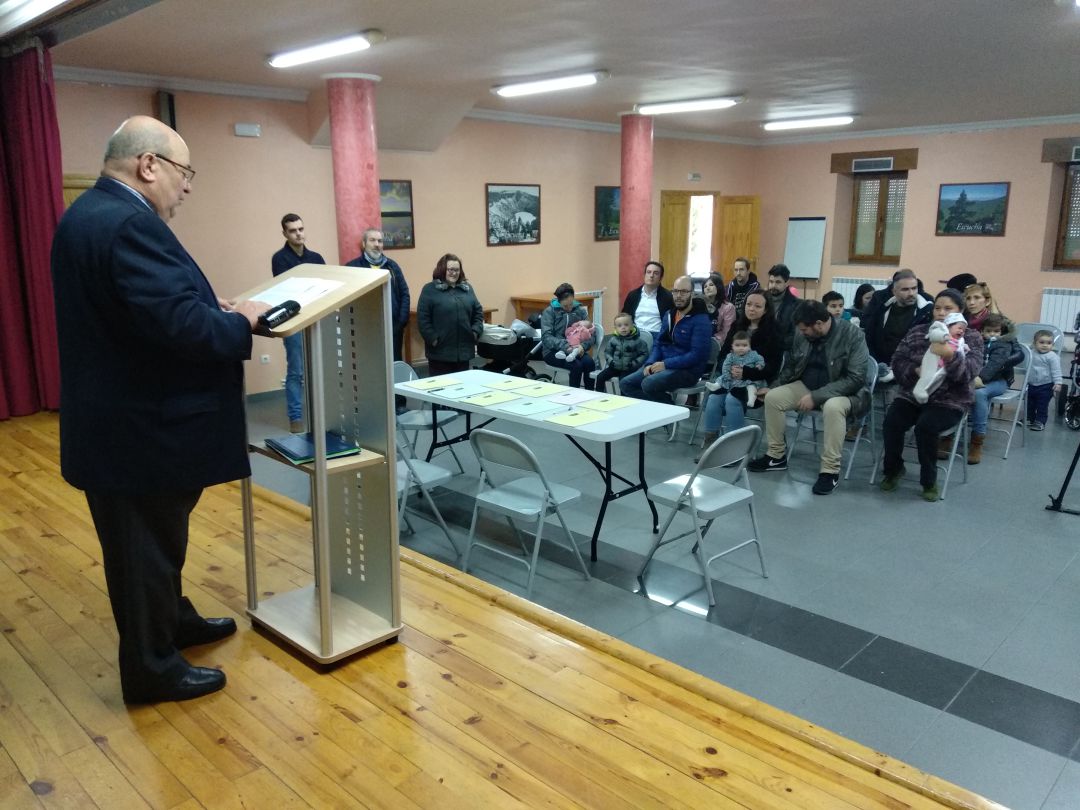 El alcalde de Castrillo de la Vega, Juan José Gutierrez, se dirige a las familias beneficiarias de los cheques bebé El alcalde de Castrillo de la Vega, Juan José Gutierrez, se dirige a las familias beneficiarias de los cheques bebé