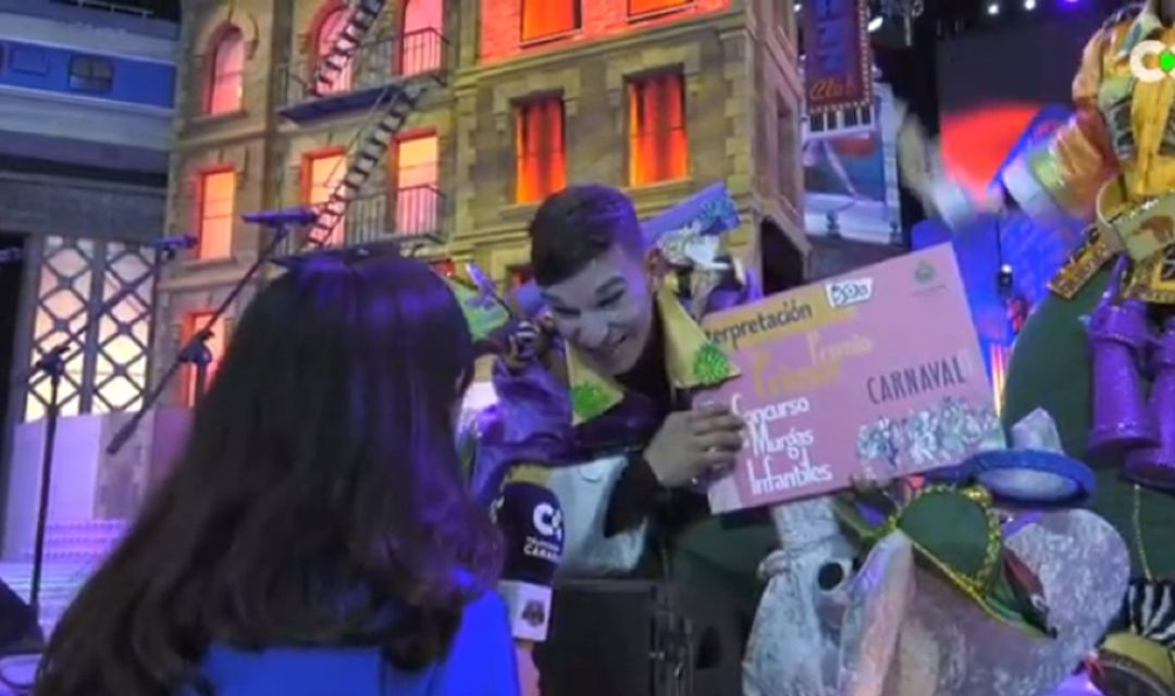 Ángel Cabrera, tras recoger el cartón del Primero de Interpretación para la murga que dirige. Ángel Cabrera, tras recoger el cartón del Primero de Interpretación para la murga que dirige.