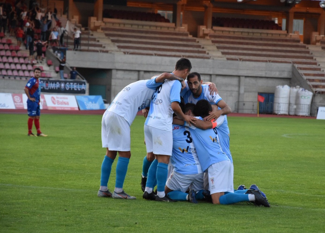 Los jugadores del Compos celebran el gol marcado por Jimmy ante el Barco en la primera vuelta Los jugadores del Compos celebran el gol marcado por Jimmy ante el Barco en la primera vuelta
