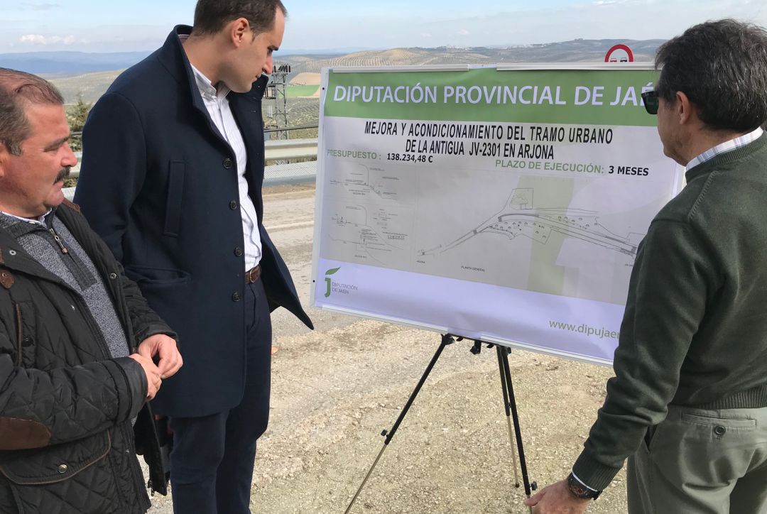 El diputado de Infraestructuras Municipales, José Castro (primero por la izquierda) junto al alcalde de Arjona, Juan Latorre, revisan el proyecto. El diputado de Infraestructuras Municipales, José Castro (primero por la izquierda) junto al alcalde de Arjona, Juan Latorre, revisan el proyecto.