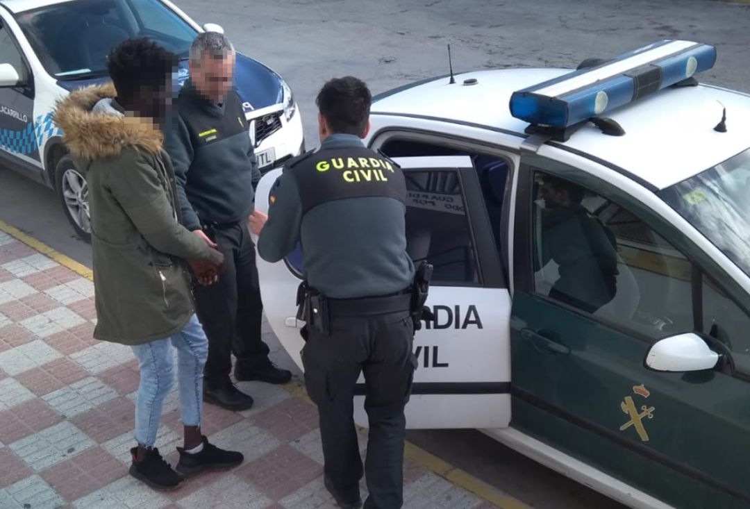 La Guardia Civil introduce al detenido en un coche patrulla. La Guardia Civil introduce al detenido en un coche patrulla.