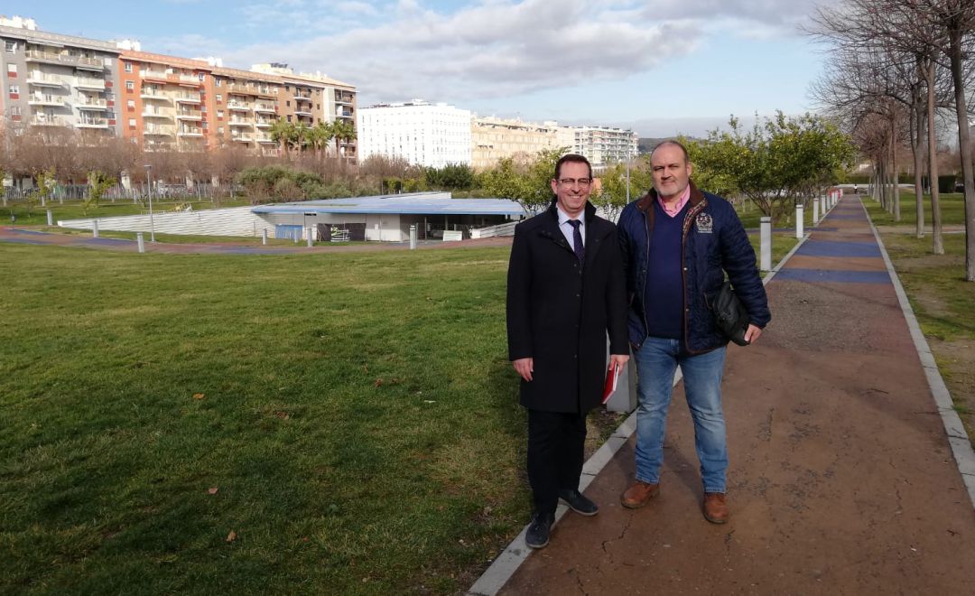 De izquierda a derecha, el concejal de Mantenimiento Urbano, Javier Padorno, y el presidente de la asociación de vecinos de Expansión Norte, Manuel López. De izquierda a derecha, el concejal de Mantenimiento Urbano, Javier Padorno, y el presidente de la asociación de vecinos de Expansión Norte, Manuel López.