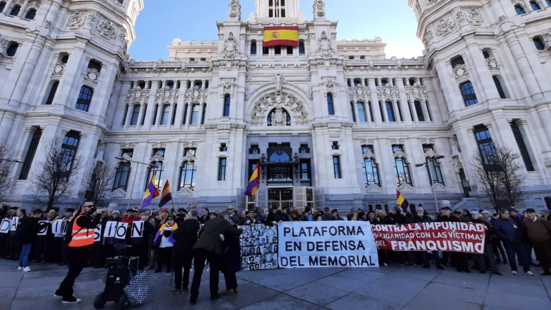 Cientos de personas se han manifestado para pedir la reposición del Memorial del Cementerio de La Almudena
