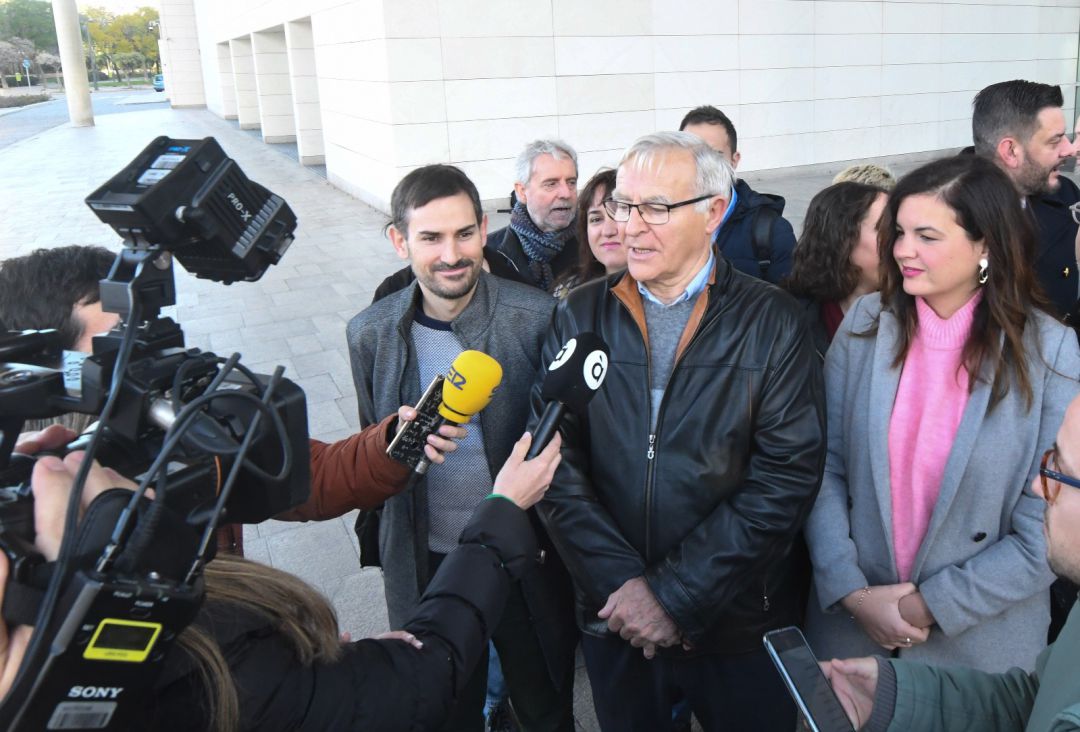 El alcalde de València, Joan Ribó, la vicealcaldesa, Sandra Gómez, y el concejal Sergi Campillo atienden a los medios de comunicación antes de la reunión anual del Rialto El alcalde de València, Joan Ribó, la vicealcaldesa, Sandra Gómez, y el concejal Sergi Campillo atienden a los medios de comunicación antes de la reunión anual del Rialto