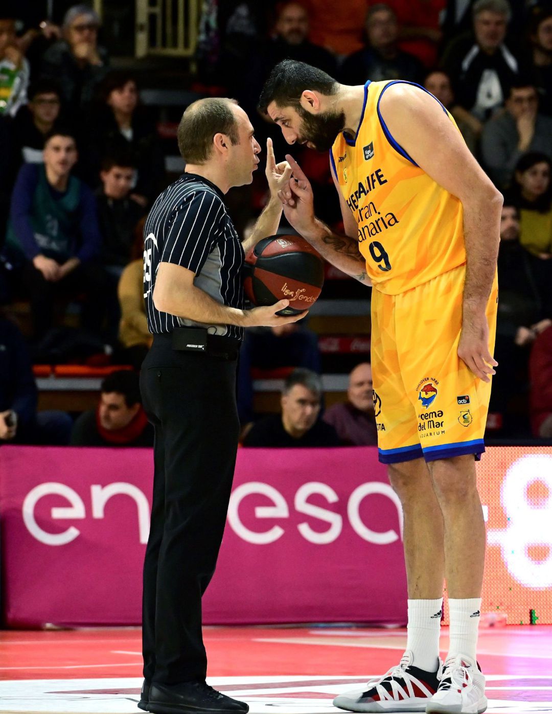 El jugador griego del Herbalife Gran Canaria, Bourousis, discute con un árbitro durante el partido de la Liga Endesa de baloncesto disputado ante el Montakit Fuenlabrada en el pabellón Fernando Martín de Fuenlabrada (Madrid). El jugador griego del Herbalife Gran Canaria, Bourousis, discute con un árbitro durante el partido de la Liga Endesa de baloncesto disputado ante el Montakit Fuenlabrada en el pabellón Fernando Martín de Fuenlabrada (Madrid).