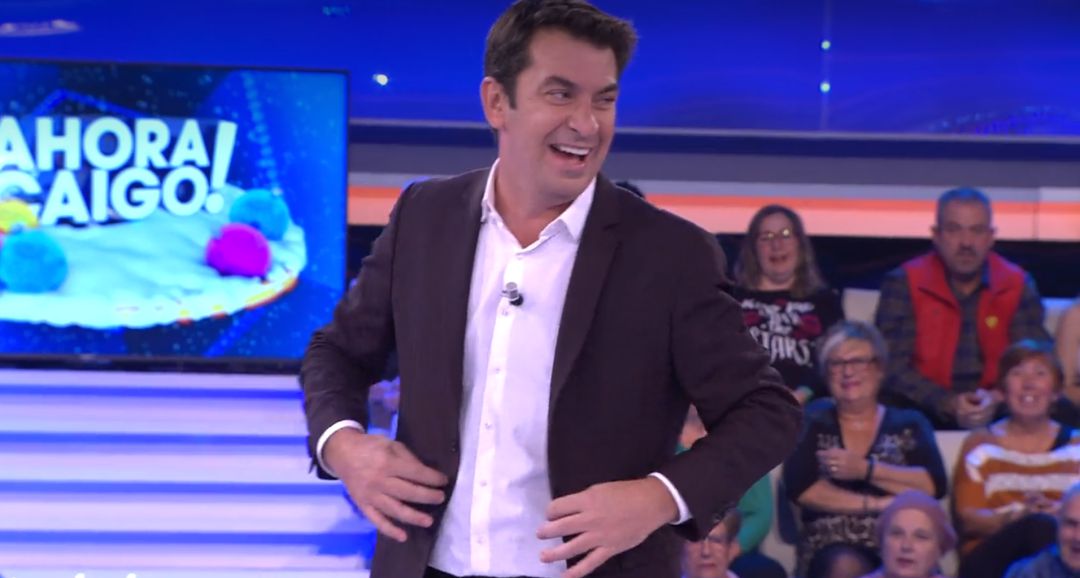Arturo Valls se ríe con una concursante de '¡Ahora Caigo!' Arturo Valls se ríe con una concursante de '¡Ahora Caigo!'