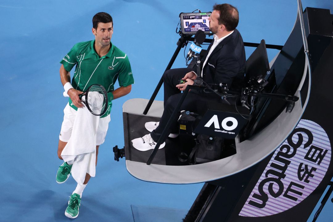 Djokovic junto al juez de silla Djokovic junto al juez de silla