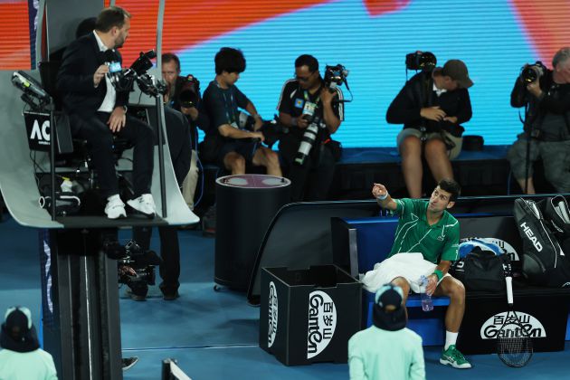 Djokovic dirigiéndose al juez de silla Djokovic dirigiéndose al juez de silla