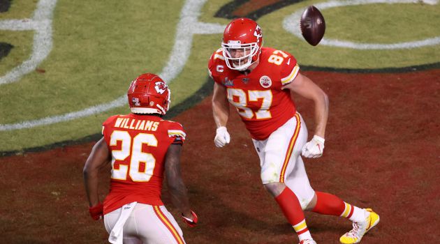 Travis Kelce y Damien Williams celebran el segundo touchdown de Kansas en la Super Bowl Travis Kelce y Damien Williams celebran el segundo touchdown de Kansas en la Super Bowl