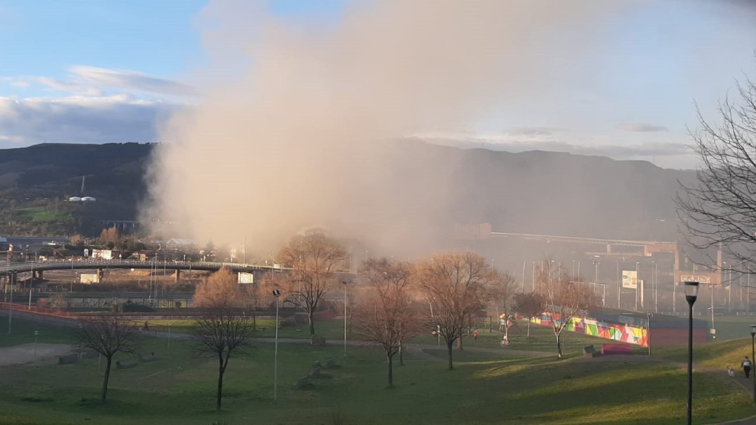 Se incendia una chatarrería en Trapagaran y provoca importantes humaradas