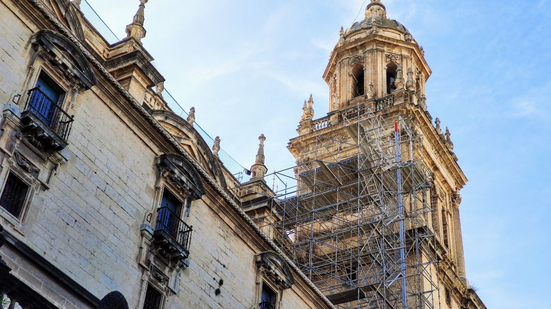 Andamios colocados en la cubierta de la catedral. Andamios colocados en la cubierta de la catedral.