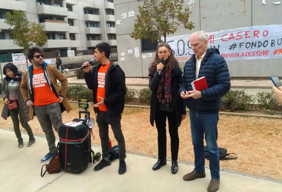 El relator especial de la ONU sobre la extrema pobreza y los derechos humanos, Philip Alston acude a un bloque de viviendas en Torrejón de Ardoz que ha sido privatizado para hacer un informe de evaluación sobre la situación de la pobreza en España El relator especial de la ONU sobre la extrema pobreza y los derechos humanos, Philip Alston acude a un bloque de viviendas en Torrejón de Ardoz que ha sido privatizado para hacer un informe de evaluación sobre la situación de la pobreza en España