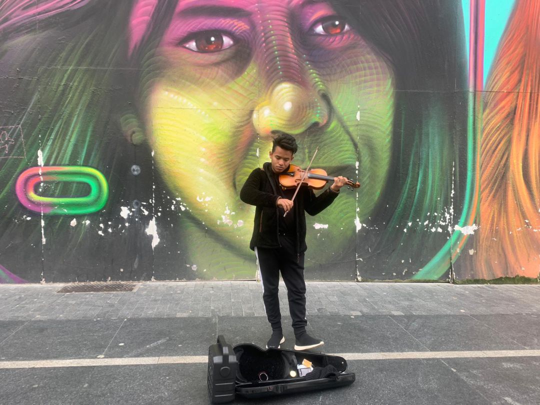 Israel, músico de 21 años que toca el violín en la Gran Vía Israel, músico de 21 años que toca el violín en la Gran Vía