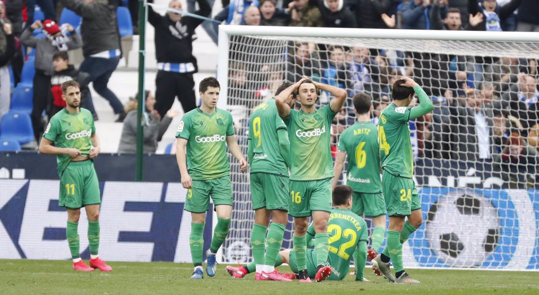 Los jugadores de la Real se muestran decepcionados por el gol de Óscar Rodriguez en la última jugada del partido en Butarque Los jugadores de la Real se muestran decepcionados por el gol de Óscar Rodriguez en la última jugada del partido en Butarque