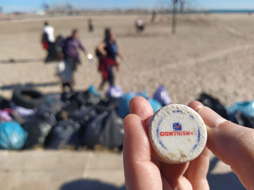 Tapón de Continente encontrado durante la limpieza de la playa de Pinedo organizada por la asociación de vecinos Tapón de Continente encontrado durante la limpieza de la playa de Pinedo organizada por la asociación de vecinos
