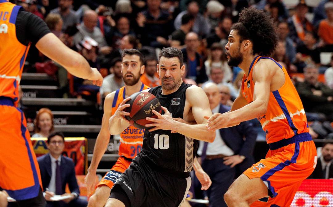 GRAFCVA1630. VALENCIA, El escolta del Retabet Bilbao, Rafa Martínez, trata de superar la defensa del ala pivot francés del Valencia Basket, Louis Labeyrie, durante el partido correspondiente a la vigésima jornada de la Liga Endesa disputado esta noche en el pabellón de la Fuente de San Luis. EFE, Manuel Bruque GRAFCVA1630. VALENCIA, El escolta del Retabet Bilbao, Rafa Martínez, trata de superar la defensa del ala pivot francés del Valencia Basket, Louis Labeyrie, durante el partido correspondiente a la vigésima jornada de la Liga Endesa disputado esta noche en el pabellón de la Fuente de San Luis. EFE, Manuel Bruque