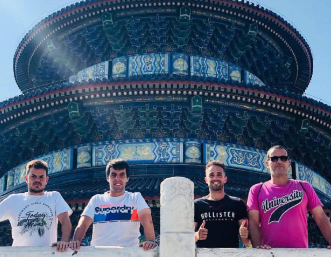 Dani Carmona, con camiseta negra, en la fachada de un templo chino Dani Carmona, con camiseta negra, en la fachada de un templo chino