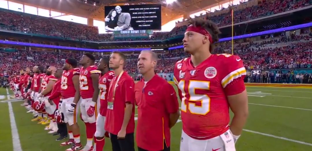 Mahomes, durante el momento de silencio en la Super Bowl por Kobe Bryant Mahomes, durante el momento de silencio en la Super Bowl por Kobe Bryant
