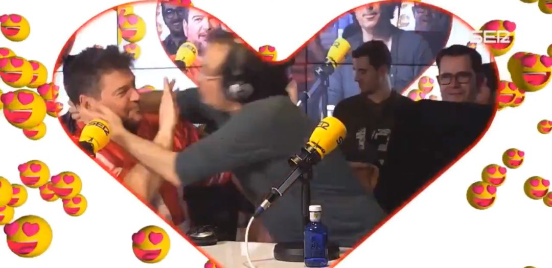 Iturralde González se lanza a por Mela Chércoles para lograr un buen beso en el momento de la noche en Carrusel Deportivo Iturralde González se lanza a por Mela Chércoles para lograr un buen beso en el momento de la noche en Carrusel Deportivo