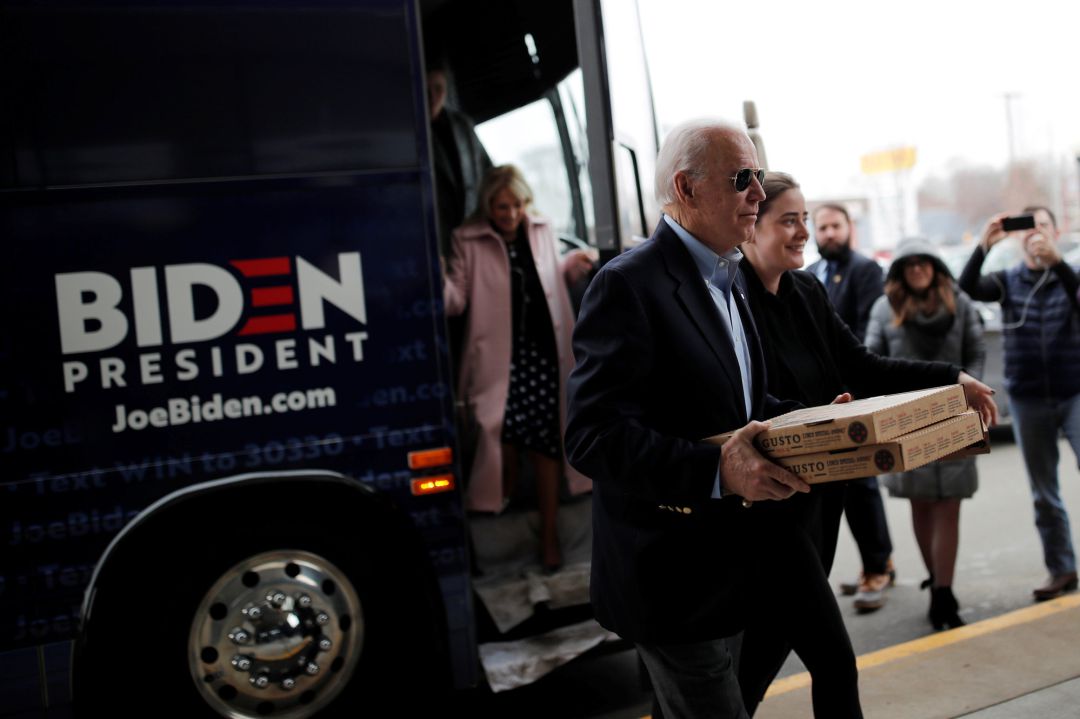 El candidato demócrata presidencial estadounidense de 2020 y exvicepresidente Joe Biden lleva pizza para voluntarios mientras visita una oficina de campaña en Des Moines El candidato demócrata presidencial estadounidense de 2020 y exvicepresidente Joe Biden lleva pizza para voluntarios mientras visita una oficina de campaña en Des Moines
