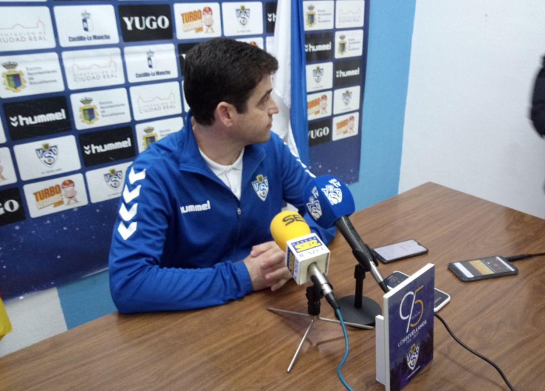 Manolo Martínez en rueda de prensa Manolo Martínez en rueda de prensa