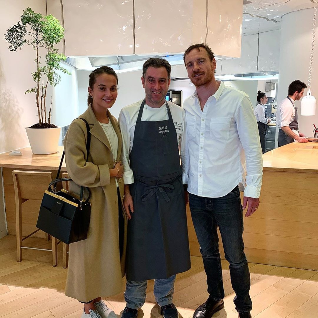 Michael Fassbender y Alicia Vikander con Josean Alija Michael Fassbender y Alicia Vikander con Josean Alija