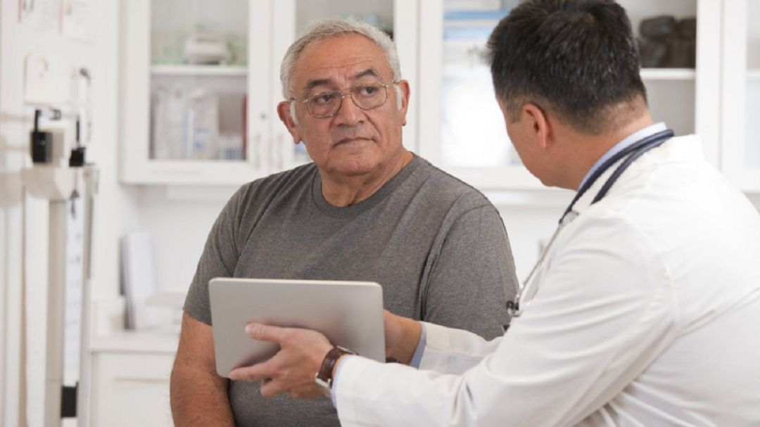 Un paciente con su médico Un paciente con su médico