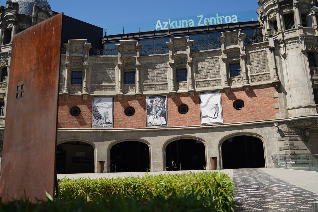 Fachada de Azkuna Zentroa en Bilbao Fachada de Azkuna Zentroa en Bilbao