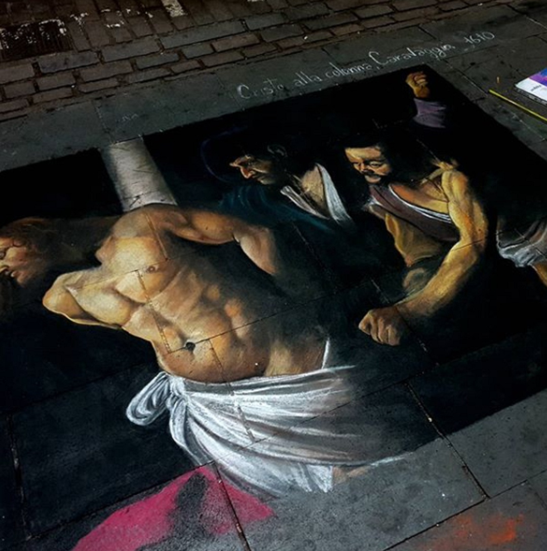 La obra efímera del artista Freddy Chalk, una representación del Cristo en la columna de Caravarggio, pudo verse sobre el suelo del entorno de la Plaza del Príncipe durante tres días antes de ser borrado por el artista La obra efímera del artista Freddy Chalk, una representación del Cristo en la columna de Caravarggio, pudo verse sobre el suelo del entorno de la Plaza del Príncipe durante tres días antes de ser borrado por el artista