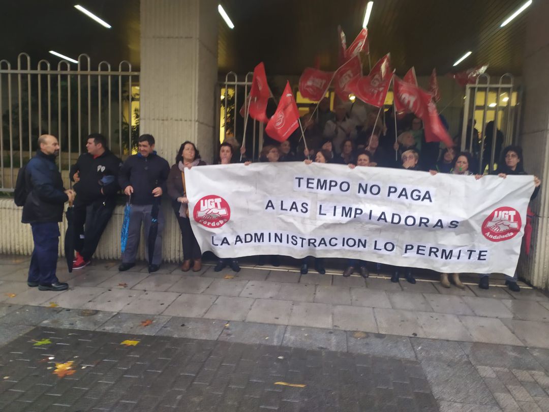 Concentración de las trabajadoras de la limpieza por los impagos de Tempo (archivo). Concentración de las trabajadoras de la limpieza por los impagos de Tempo (archivo).