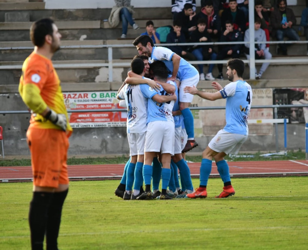 Los jugadores del Compostela celebran el gol marcado por Pablo Antas Los jugadores del Compostela celebran el gol marcado por Pablo Antas