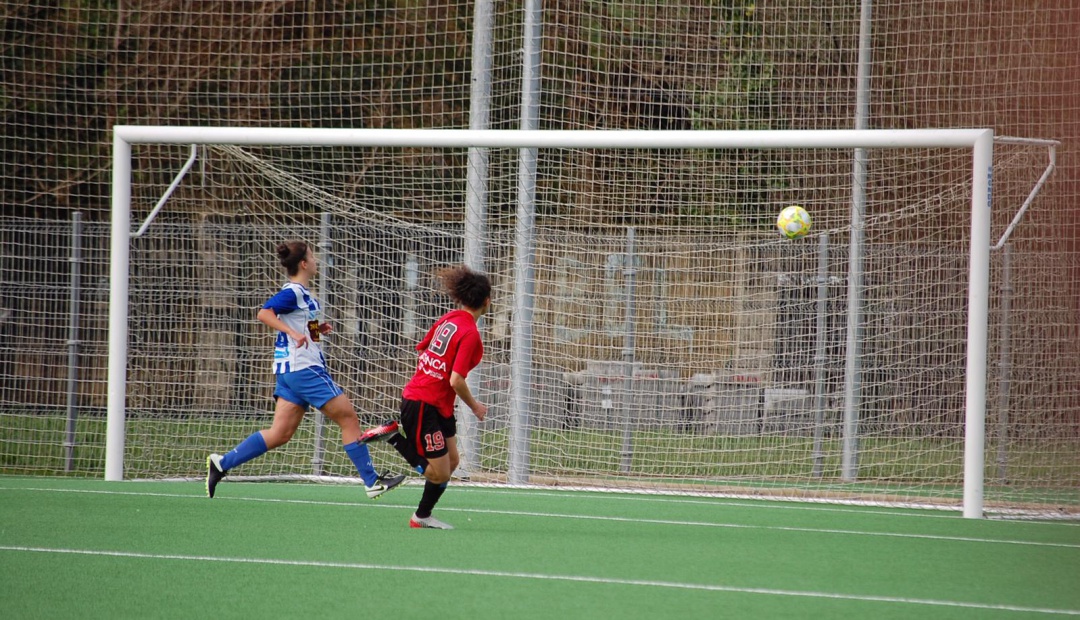 Lau envía a la red el tercer gol del Victoria ante el Sárdoma Lau envía a la red el tercer gol del Victoria ante el Sárdoma