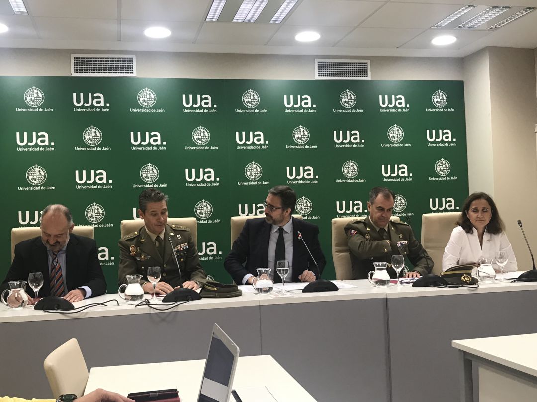 Vicerrector de Transferencia de Conocimiento de la UJA, Pedro Pérez; el subdelegado de Defensa en Jaén, el coronel Manuel Ignacio Martín Porres; el Rector de la Universidad de Jaén, Juan Gómez Ortega; el coronel Javier Ruiz Arévalo y la catedrática María José del Jesus. Vicerrector de Transferencia de Conocimiento de la UJA, Pedro Pérez; el subdelegado de Defensa en Jaén, el coronel Manuel Ignacio Martín Porres; el Rector de la Universidad de Jaén, Juan Gómez Ortega; el coronel Javier Ruiz Arévalo y la catedrática María José del Jesus.