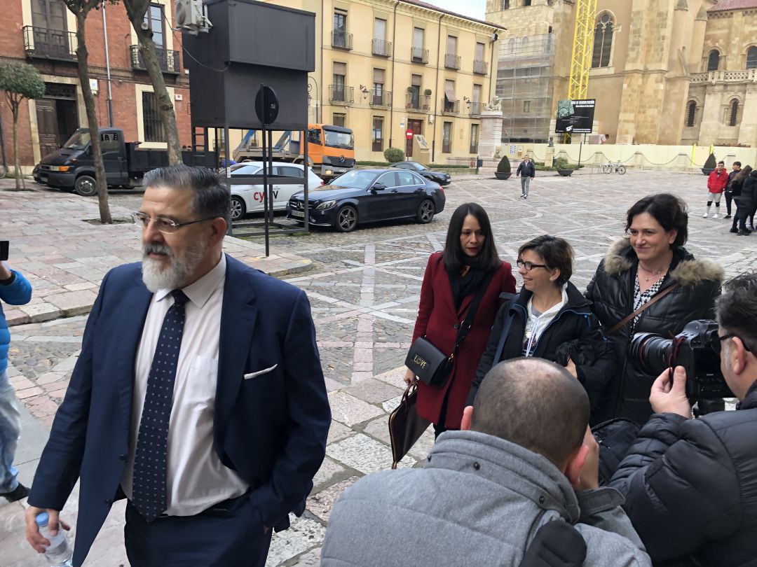 Llegada de la acusada a la Audiencia provincial de León Llegada de la acusada a la Audiencia provincial de León
