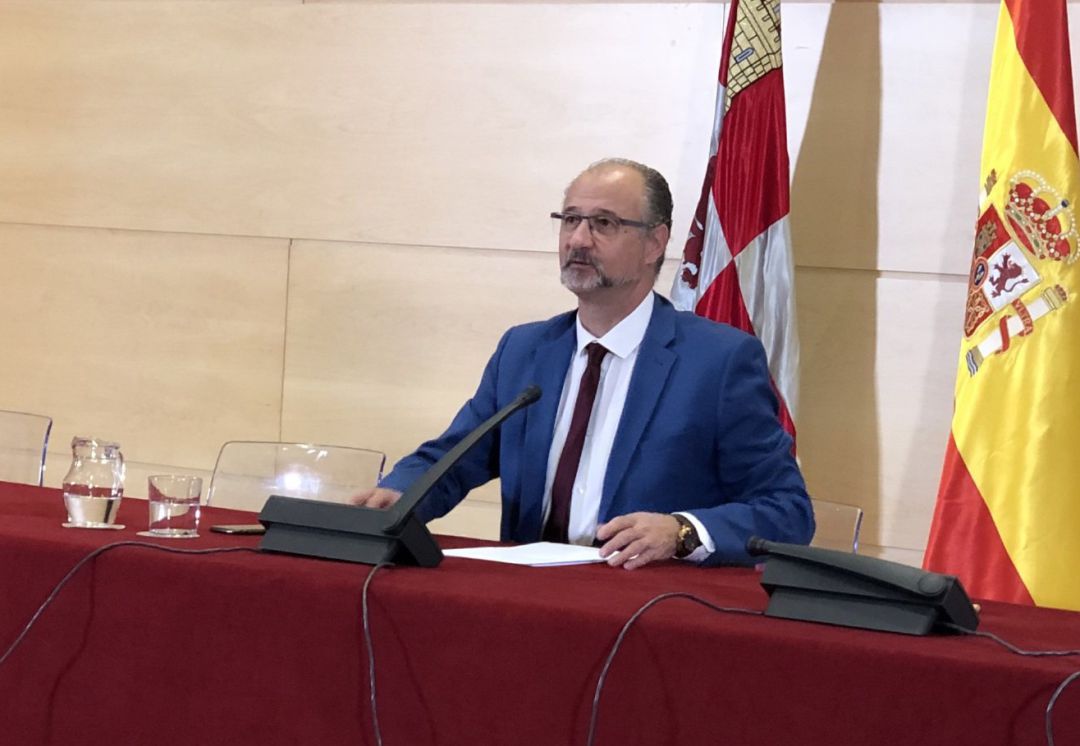 El presidente de la Fundación Villalar-Castilla y León, Luis Fuentes, comparece para explicar la propuesta de modificación tras la reunión del Patronato. El presidente de la Fundación Villalar-Castilla y León, Luis Fuentes, comparece para explicar la propuesta de modificación tras la reunión del Patronato.