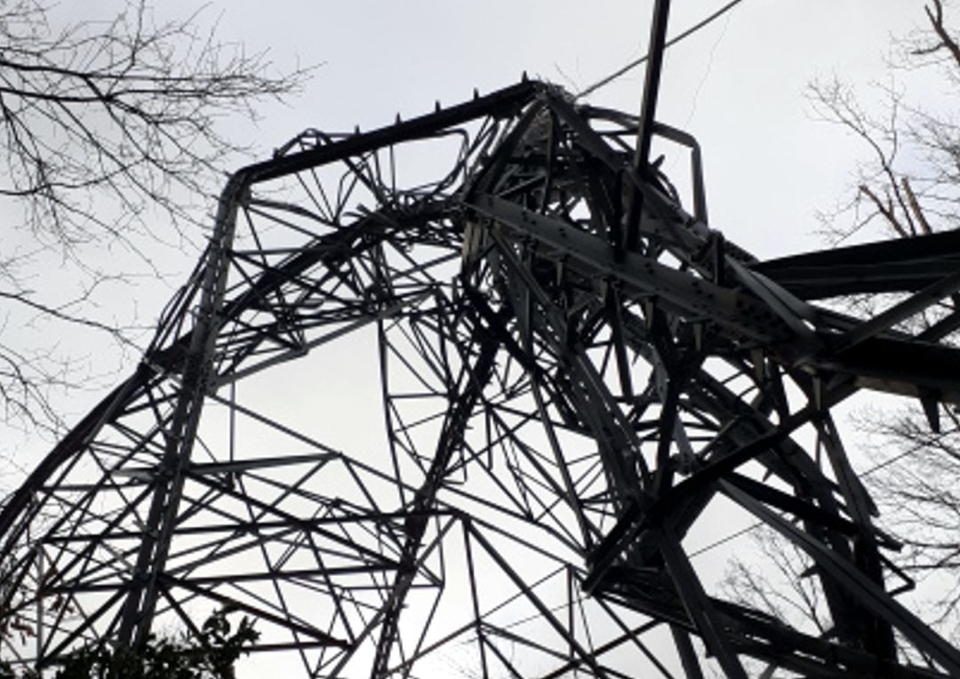 Torre elèctrica vinclada pel temporal Torre elèctrica vinclada pel temporal